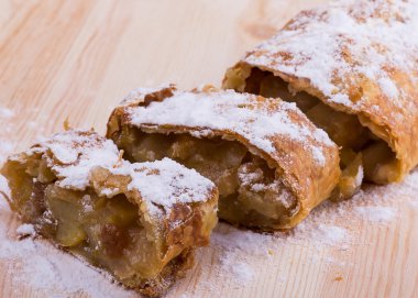 Pudra şekeri vanilya ile Apple strudel