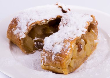 Pudra şekeri vanilya ile Apple strudel