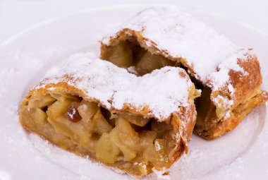 Pudra şekeri vanilya ile Apple strudel