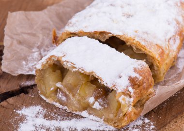 Pudra şekeri vanilya ile Apple strudel