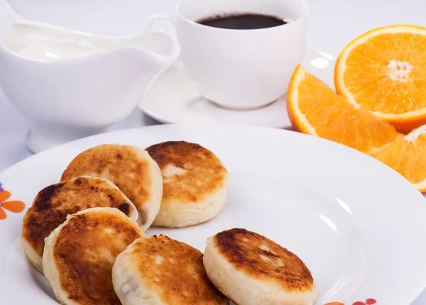 Delicious sweet cottage cheese pancakes with currant jam — Stock Photo, Image