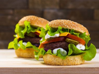 Büyük burger dana pirzola ve taze sebze