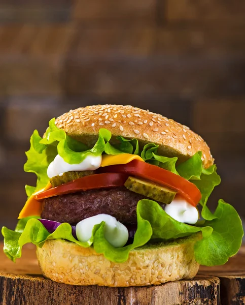 Großer Burger mit Rinderschnitzel und frischem Gemüse — Stockfoto