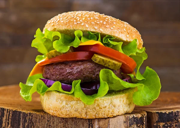 Hamburguesa grande con chuleta de res y verduras frescas — Foto de Stock