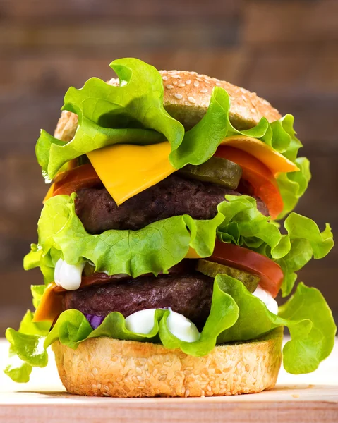 Großer Burger mit Rinderschnitzel und frischem Gemüse — Stockfoto