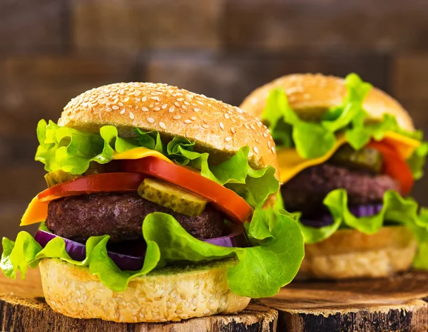 Großer Burger mit Rinderschnitzel und frischem Gemüse — Stockfoto