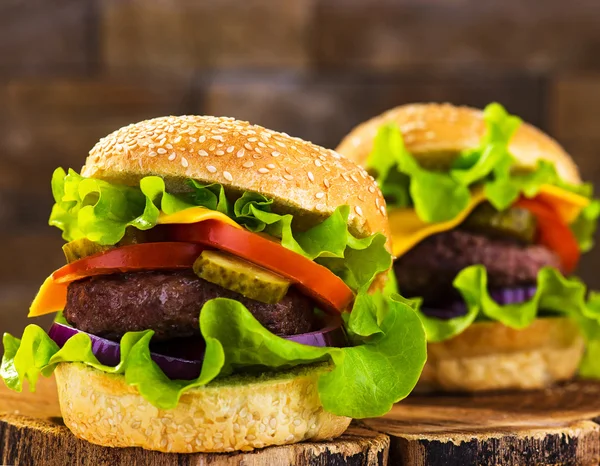 Büyük burger dana pirzola ve taze sebze