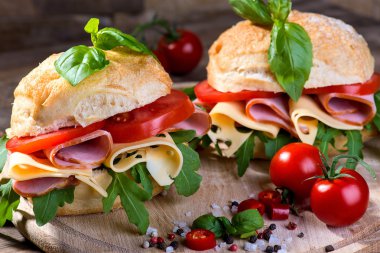 Jambon ve peynir ahşap arka plan üzerinde İtalyan ciabatta