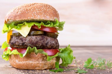 Büyük hamburger biftek pirzola ve sebze ahşap plaka üzerinde