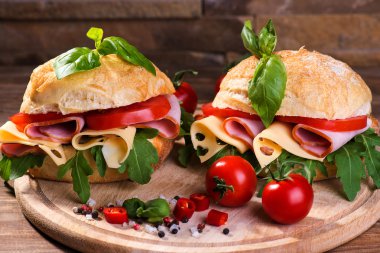 Jambon ve peynir ahşap arka plan üzerinde İtalyan ciabatta