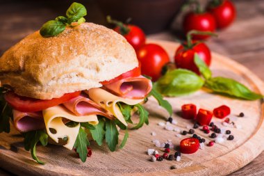 Jambon ve peynir ahşap arka plan üzerinde İtalyan ciabatta