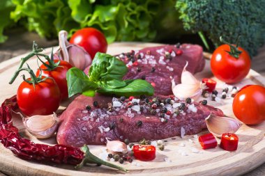 Baharat ahşap arka plan üzerinde ham sığır eti biftek