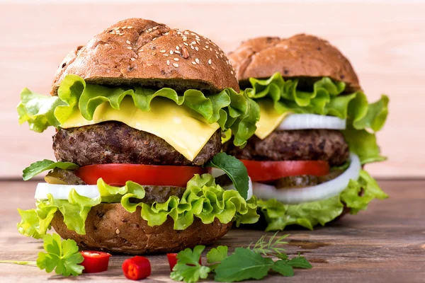 Hamburguesa grande con chuleta de res y verduras en plato de madera — Foto de Stock