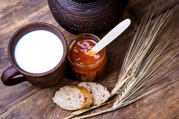 Toast with apricot jam on a wooden background — Stock Photo, Image