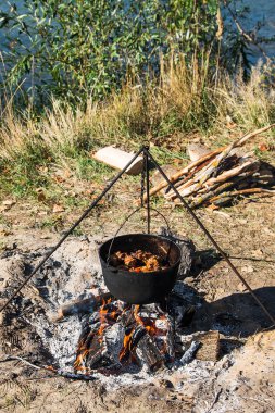Doğa üzerinde yemek. Melon Nehri, yanıyor.
