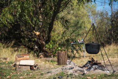 Doğa üzerinde yemek. Melon Nehri, yanıyor.