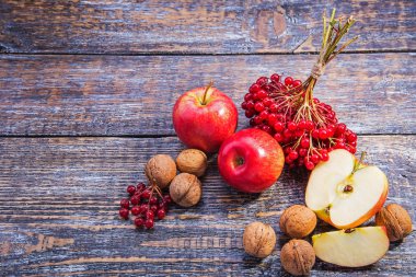 Fındık, elma, kartopu ahşap arka plan üzerinde