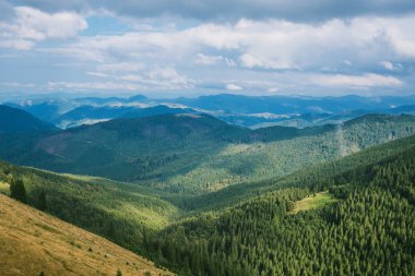 Dağlar ve koyu mavi gökyüzü bulut ile sonbahar manzara