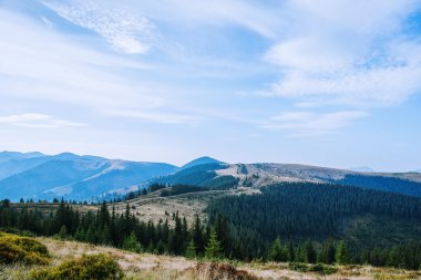 Dağlar ve koyu mavi gökyüzü bulut ile sonbahar manzara
