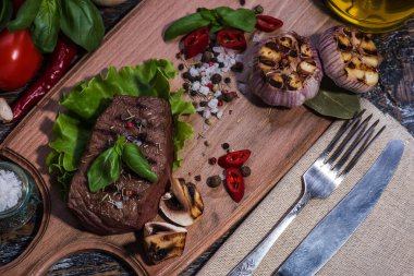 Ahşap arka plan üzerinde biftek