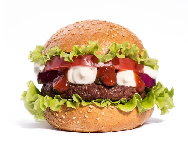 Großer Hamburger mit Rinderschnitzel und Gemüse auf weißem Rücken — Stockfoto