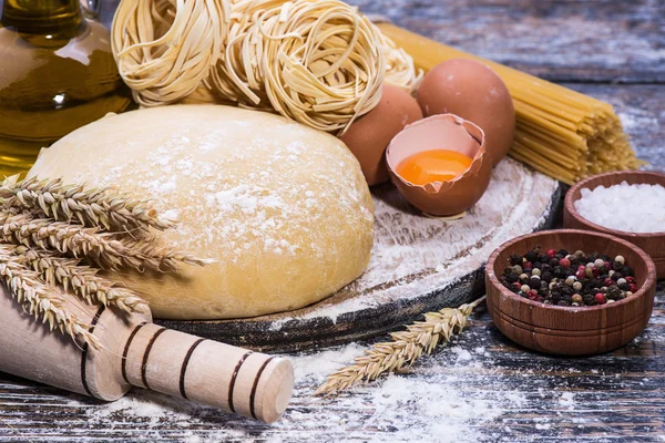 Set de ingredientes para cocinar pasta, espaguetis sobre fondo de madera — Foto de Stock