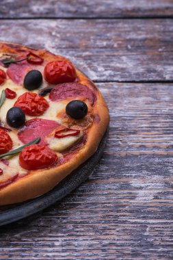 İtalyan pizza mozzarella ve ahşap zemin üzerine zeytin ile