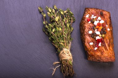 Kekik kara tahta, arka plan üzerinde sığır eti biftek