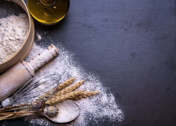 Hornear ingredientes para hacer masa: trigo y harina en la pizarra negra. Galletas de Navidad — Foto de Stock