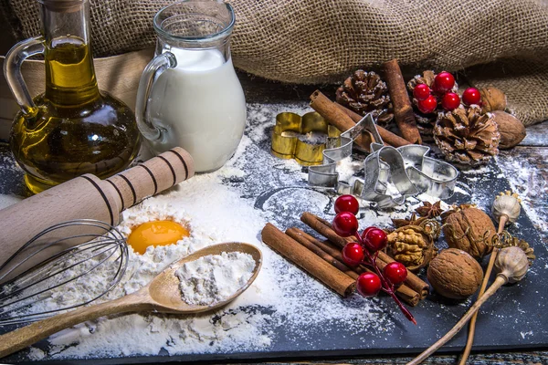 Ingredientes para hornear masa: huevos, leche, aceite y harina en pizarra negra . — Foto de Stock