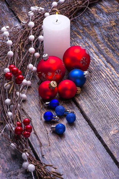 Tarjeta de Navidad con decoraciones de árboles y candelabro de vidrio sobre fondo de madera th. Cásate Navidad —  Fotos de Stock