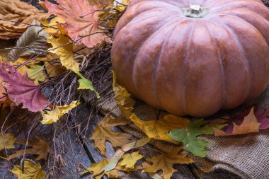 Kabak ve sonbahar yaprakları eski bir ahşap arka plan