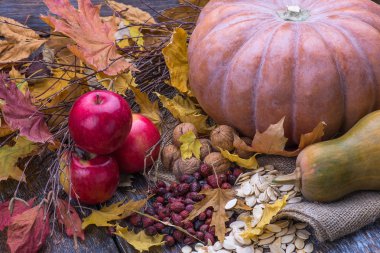 Kara tahta, arka plan üzerinde ham sığır eti biftek.