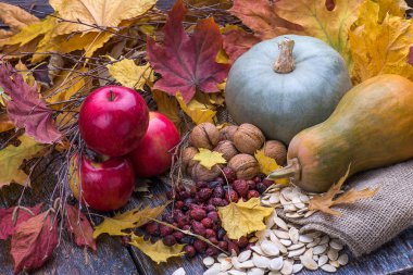 Kara tahta, arka plan üzerinde ham sığır eti biftek.