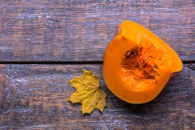 Kabak ve sonbahar yaprakları eski bir ahşap arka plan