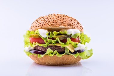 Büyük burger dana pirzola ve taze sebze beyaz arka plan üzerinde izole