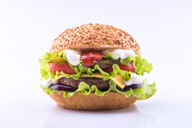 Büyük burger dana pirzola ve taze sebze beyaz arka plan üzerinde izole