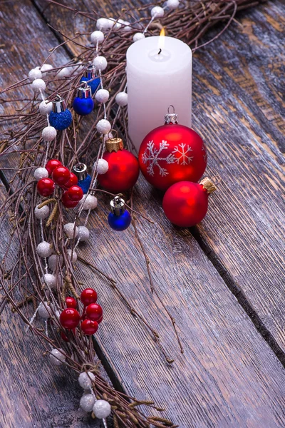 Tarjeta de Navidad con decoraciones de árboles y candelabro de vidrio sobre fondo de madera th. Cásate Navidad —  Fotos de Stock