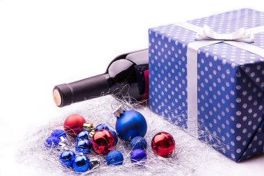 Kırmızı şarap şişesi, hediye kutusu, beyaz arka plan üzerinde Noel süsleri