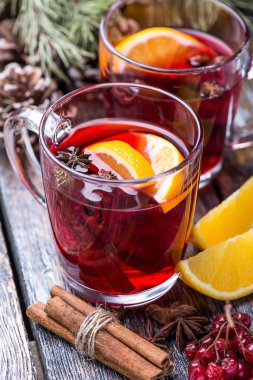 Sıcak içecek sıcak kırmızı şarap cam ahşap arka plan üzerinde bir fincan. Evlendirmek Noel