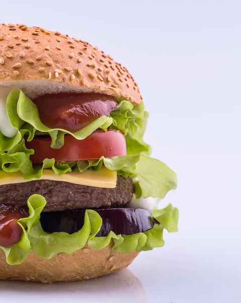 Großer Burger mit Rinderschnitzel und frischem Gemüse isoliert auf weißem Rücken — Stockfoto