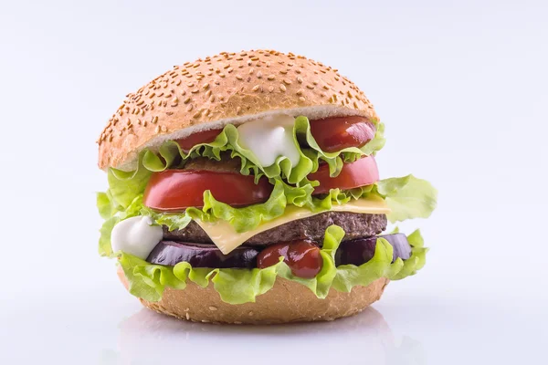 Büyük burger dana pirzola ve taze sebze üzerinde beyaz artalan izole