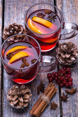 Sıcak bir içecek, mulled şarap, kırmızı cam ahşap arka plan üzerinde bir fincan