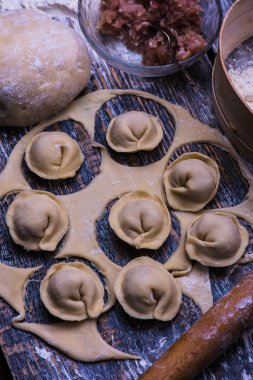 Çiğ et köfte. Köfte yapmak için malzemeler: hamur, kıyılmış et, ahşap arka plan üzerinde yumurta