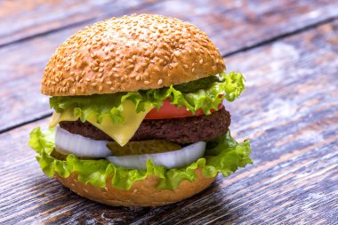 Büyük burger dana pirzola ve taze sebze üzerinde beyaz artalan izole