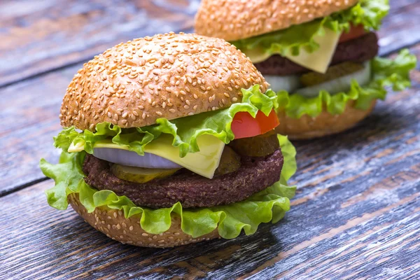 Großer Burger mit Rinderschnitzel und frischem Gemüse isoliert auf weißem Rücken — Stockfoto