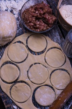 Çiğ et köfte. Köfte yapmak için malzemeler: hamur, kıyılmış et, ahşap arka plan üzerinde yumurta