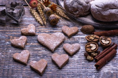 Sevgililer günü için kurabiye. Pişirme kurabiye, bisküvi, un, yumurta, tereyağı, ahşap arka plan üzerinde kalp şeklinde yemek pişirme için malzemeler.
