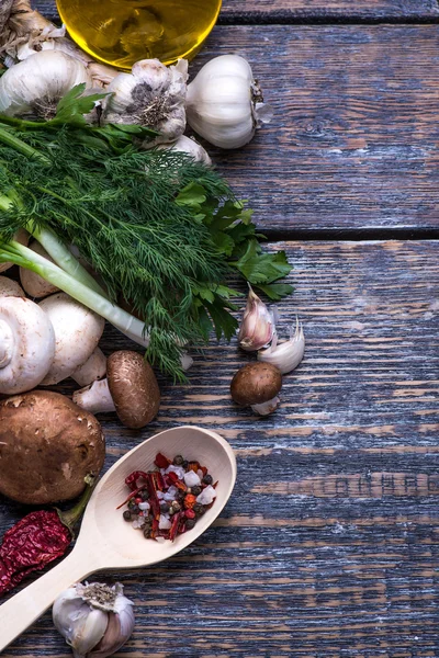 Paddenstoelen, peterselie, dille, ui, olijfolie, kruiden - ingrediënten voor de bereiding van paddenstoelen gerechten op de houten achtergrond — Stockfoto