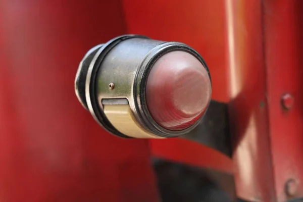 Detailní Záběr Levé Auto Zadní Světlo Červeného Vinobraní — Stock fotografie